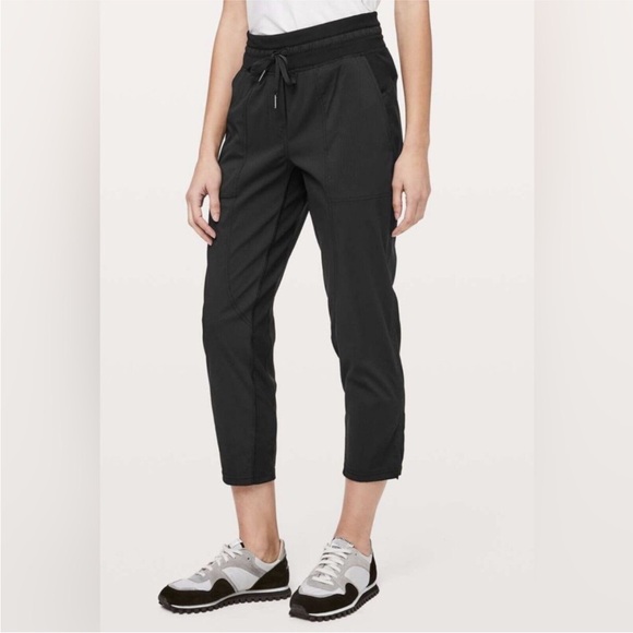 Lululemon Dance Studio Crop pants - Picture 1 of 9